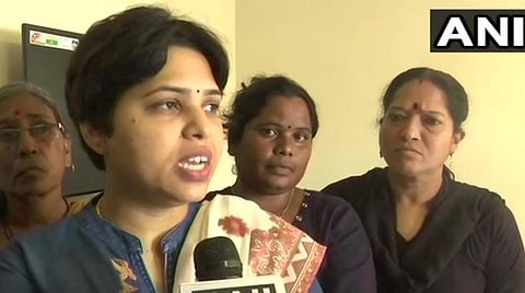 திருப்தி தேசாய் ஹைதராபாத்தில் நிருபர்களுக்குப் பேட்டி அளித்த காட்சி :படம் ஏஎன்ஐ