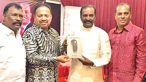 மலேசியா கோலாலம்பூரில் கவிஞர் வைரமுத்துவின் தமிழாற்றுப்படை நூலை மலேசிய நாடாளுமன்றத்தின் சபாநயகர் டான் விக்னேஷ்வரன் அறிமுகம் செய்கிறார். உடன், முன்னாள் அமைச்சரும் நாடாளுமன்ற உறுப்பினருமான டத்தோ சரவணன், மலேசிய எழுத்தாளர் சங்கத் தலைவர் இராஜேந்திரன், வெற்றித்தமிழர் பேரவை வி.பி.குமார்.