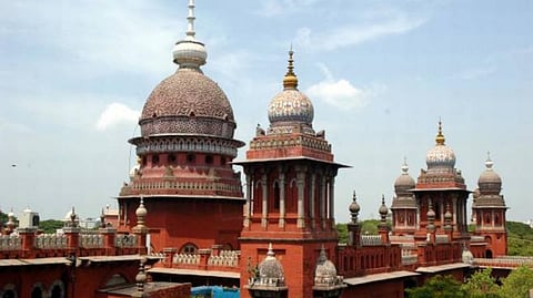 ஹெல்மெட் அணியாதது மட்டுமே உயிரிழப்புகளுக்கு காரணமல்ல﻿: ﻿சாலைகளை சீரமைக்க நீதிபதிகள் உத்தரவு ﻿