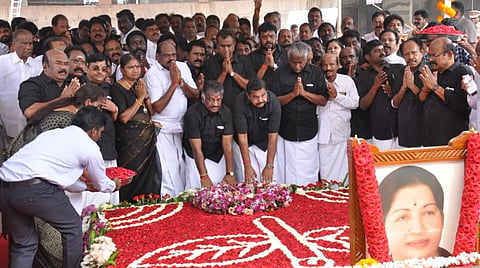 ஜெயலலிதா நினைவிடத்தில் அஞ்சலி செலுத்தும் முதல்வர், துணை முதல்வர் படம்: எல்.சீனிவாசன்