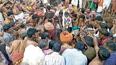தருமபுரம் ஆதீனம் 26-வது குருமகா சன்னிதானம் ஸ்ரீலஸ்ரீ சண்முக தேசிக ஞான சம்பந்த பரமாச்சாரியாரின் உடல் நேற்று மாலை நல்லடக்கம் செய்யப்படுகிறது.