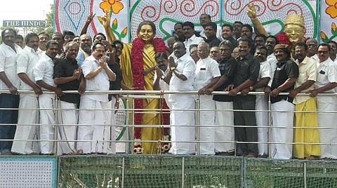 உச்ச நீதிமன்ற உத்தரவை மீறி மதுரையில் இரவோடு இரவாக திறக்கப்பட்ட ஜெயலலிதா சிலை