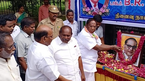 அம்பேத்கர் உருவப்படத்திற்கு மரியாதை செலுத்தும் நாராயணசாமி