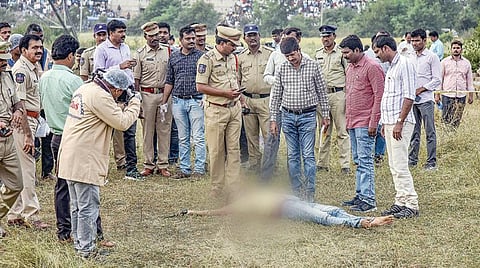 பெண் டாக்டர் கொலை வழக்கில் குற்றம்சாட்டப்பட்ட லாரி ஓட்டுநர்கள் உட்பட 4 பேர் என்கவுன்ட்டரில் கொலை: அதே அதிகாலை நேரம், அதே இடத்தில் தெலங்கானா போலீஸார் நடவடிக்கை