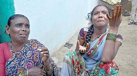 டாக்டர் பிரியங்கா கொலை வழக்கில் குற்றம்சாட்டப்பட்ட 4 பேரும் போலீஸ் என்கவுன்ட்டரில் நேற்று உயிரிழந்தனர். இந்த செய்தியை கேள்விப்பட்ட குற்றம்சாட்டப்பட்டவர்களில் ஒருவரான சென்ன கேசவுலுவின் மனைவி கதறி அழுதார்.