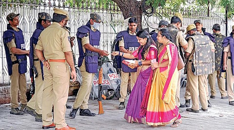 ஹைதராபாத்தில் டாக்டர் பிரியங்கா கொலை வழக்கில் நடத்தப்பட்ட என்கவுன்ட்டருக்கு ஆதரவு தெரிவித்து போலீஸாருக்கு இனிப்பு வழங்கும் அப்பகுதி பெண்கள்.
