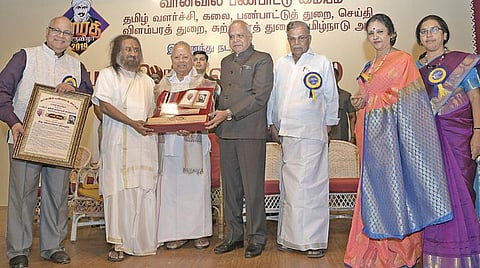சென்னை தியாகராய நகரில் உள்ள ஸ்ரீகிருஷ்ண கான சபாவில் தமிழ் வளர்ச்சி மற்றும் கலை பண்பாட்டுத் துறை, வானவில் பண்பாட்டு மையம் இணைந்து நடத்தும் 26-ம் ஆண்டு பாரதி திருவிழாவையொட்டி விருது வழங்கும் விழா நேற்று நடைபெற்றது. இவ்விழாவில் பங்கேற்ற ஆளுநர் பன்வாரிலால் புரோஹித், பாரதி விருதை நல்லி குப்புசாமிக்கு வழங்கினார். உடன் வாழும் கலை நிறுவனர் ஸ்ரீஸ்ரீ ரவிசங்கர், பாஜக மூத்த தலைவர் இல.கணேசன் உள்ளிட்டோர்.