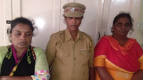 போலீஸ் போல் நடித்து பெண்ணைக் கடத்த முயற்சி: 3 பெண்கள் கைது