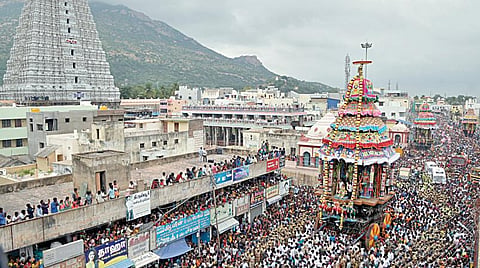 திருவண்ணாமலை அண்ணாமலையார் கோயில் கார்த்திகை தீபத் திருவிழாவையொட்டி நேற்று நடைபெற்ற மகா தேரோட்டத்தில் கலந்து கொண்ட பக்தர்கள்.