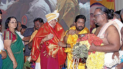 மதுரையில் பாஜக மூத்த தலைவர் சுப்பிரமணியன் சுவாமிக்கு நடைபெற்ற சதாபிஷேக விழாவில் மாலை அணிவித்து ஆசீர்வதித்த பட்டாச்சாரியார்கள். அருகில் முன்னாள் ஐஏஎஸ் அதிகாரி சந்திரலேகா உள்ளிட்டோர்.