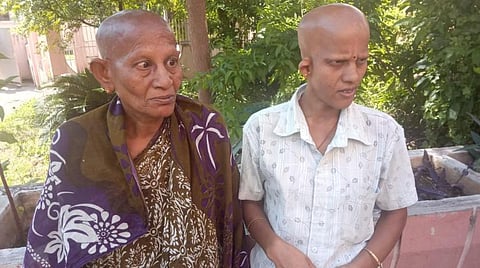 ஆட்சியரிடம் மனு கொடுக்க வந்த கந்தசாமியின் தாய் மற்றும் சகோதரி