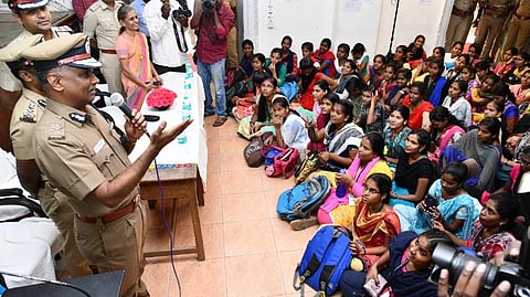 பெண்களுக்கு பாதுகாப்பான நகரங்களில் சென்னை முதலிடம்: காவலன் செயலியை அறிமுகப்படுத்தி ஆணையர் பேச்சு