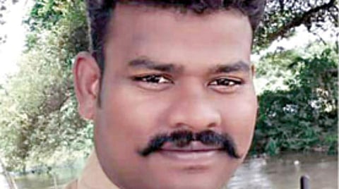 விபத்தில் சிக்கிய முதியவரை செயற்கை சுவாசம் தந்து காப்பாற்றிய காவலர்: சமூக வலைதளங்களில் வைரலாகும் வீடியோ