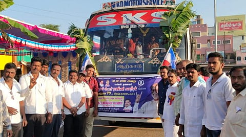 கட்டணமில்லாப் பேருந்து சேவை அளித்து ரஜினி ரசிகர்கள் கொண்டாட்டம்.