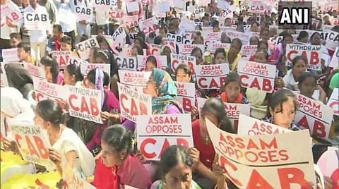 குடியுரிமைத் திருத்த மசோதாவுக்கு எதிராக அசாமில் மக்கள் போராட்டத்தில் ஈடுபட்டுவரும் காட்சி | படம்: ஏஎன்ஐ.