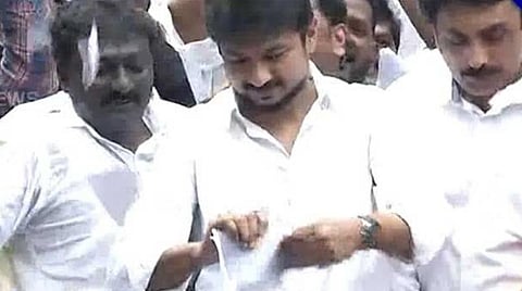 குடியுரிமை சட்டத்திருத்த மசோதாவை கிழித்தெறியும் உதயநிதி