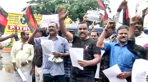 கோஷம் எழுப்பும் தந்தை பெரியார் திராவிடர் கழகத்தினர்.