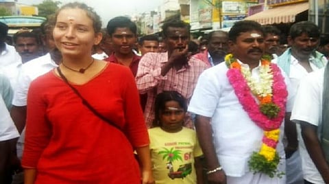 'மாமாவுக்கு ஓட்டு போடுங்க..': திருப்புவனத்தில் நண்பரின் உறவினருக்கு வாக்கு கேட்டு கலகலப்பு ஏற்படுத்திய பிரான்ஸ் மாணவி  