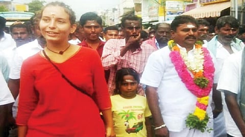 திருப்புவனம் அருகே மேலராங்கியம் ஊராட்சித் தலைவர் பதவிக்கு போட்டியிடும் மருதுபாண்டியருடன் பிரச்சாரம் செய்த பிரான்ஸ் மாணவி ஜூயி