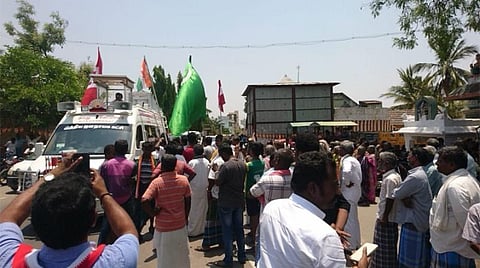 மதுரையில் வாகனங்களில் ஆட்களை திரட்டி வரும் வேட்பாளர்கள்﻿: ﻿காற்றில் பறக்கும் தேர்தல் நடத்தை விதிமுறை- ﻿அதிகாரிகள், போலீஸார் நடவடிக்கை எடுப்பார்களா?﻿