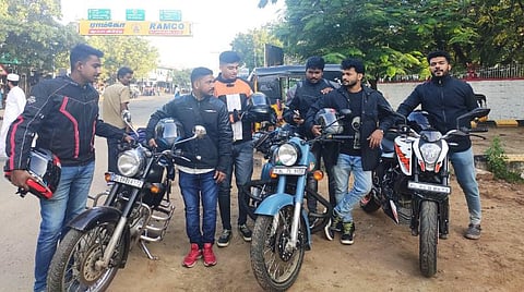 ஹெல்மெட் அவசியத்தை வலியுறுத்தி கேரள இளைஞர்கள் பைக் பயணம்: தேனி, மதுரை வழியாக தனுஷ்கோடி செல்கின்றனர்