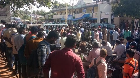 அணுமின் நிலைய ஊழியர்கள் பணிக்கு  செல்ல முடியாமல் காத்திருக்கின்றனர்.