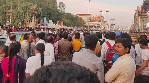 ஷிமோகாவில் விஜய்யைப் பார்க்க திரண்ட கூட்டம்: 'தளபதி 64' படக்குழு அவதி