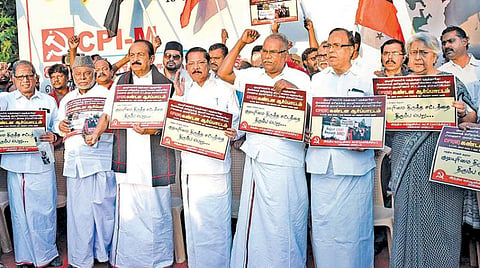 குடியுரிமை திருத்தச் சட்டத்துக்கு எதிர்ப்பு தெரிவித்து சேப்பாக்கம் விருந்தினர் மாளிகை அருகே கண்டன ஆர்ப்பாட்டம் நேற்று நடைபெற்றது. ஆர்ப்பாட்டத்தில் ஆர்.எஸ்.பாரதி, வைகோ, கே.பாலகிருஷ்ணன், இரா.முத்தரசன், ஜி.ராமகிருஷ்ணன், கே.எம்.காதர் மொகிதீன், கலி.பூங்குன்றன், ஜவாஹிருல்லா உள்ளிட்டோர் பங்கேற்று முழக்கங்களை எழுப்பினர்.