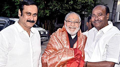 திண்டிவனம் தைலாபுரம் தோட்டத்தில் உள்ள தனது இல்லத்துக்கு நேற்று வந்த பிரதமர் நரேந்திர மோடியின் சகோதரர் பிரகலாத் மோடியை வரவேற்ற பாமக நிறுவனர் ராமதாஸ். உடன் அன்புமணி ராமதாஸ் எம்.பி.