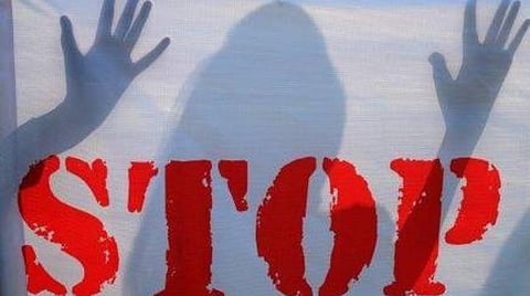 மாணவர்களுக்கு பாலியல் தொல்லை புகார்; பள்ளி முதல்வர், 3 ஆசிரியை மீது போக்சோ சட்டத்தில் வழக்கு: ஆசிரியைகளுக்கு ஆதரவாக பெற்றோர் மறியல்
