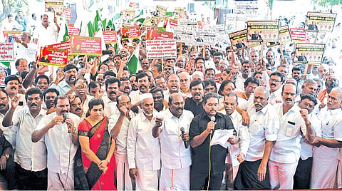 ஆன்லைன் வர்த்தகத்தை தடை செய்யக் கோரி வணிகர் சங்கங்களின் பேரமைப்பு சார்பில், மாநில தலைவர் விக்கிரமராஜா தலைமையில், சென்னை வள்ளுவர் கோட்டத்தில் நேற்று நடைபெற்ற ஆர்ப்பாட்டத்தில் பங்கேற்றோர். படம்: பு.க.பிரவீன்