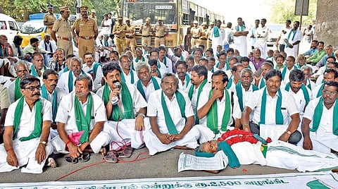சத்தீஸ்கர் மாநிலத்தைப் பின்பற்றி குவிண்டால் நெல்லுக்கு ரூ.2,500 வழங்கக் கோரி, சென்னை சேப்பாக்கம் விருந்தினர் மாளிகை அருகே சாலையில் அமர்ந்தபடி போராட்டத்தில் ஈடுபட்ட தமிழக அனைத்து விவசாயிகள் சங்கங்களின் ஒருங்கிணைப்புக் குழுத் தலைவர் பி.ஆர்.பாண்டியன் உள்ளிட்ட விவசாயிகள். படம்: ம.பிரபு