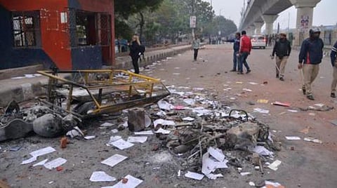 கிழக்கு டெல்லியில் 2 போலீஸார் வாகனங்கள் எரிந்த நிலையில். | படம்: ஆர்.வி.மூர்த்தி.