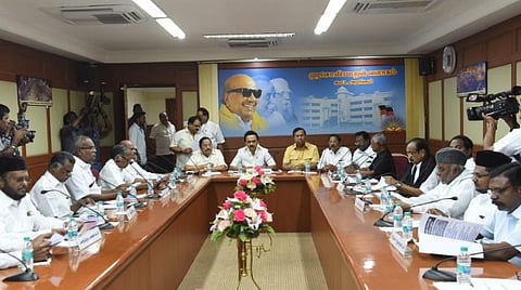 அனைத்துக் கட்சி கூட்டத்தில் பங்கேற்ற கூட்டணி கட்சிகளின் தலைவர்கள் படம்: ம.பிரபு
