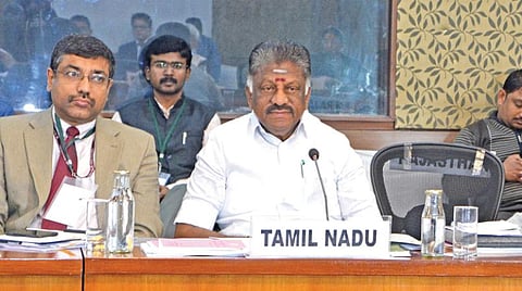 மத்திய அரசின் நிதி நிலை அறிக்கை தயார் செய்வது தொடர்பாக மாநில நிதி அமைச்சர்களுடனான ஆலோசனை கூட்டம் மத்திய நிதித் துறை அமைச்சர் நிர்மலா சீதாராமன் தலைமையில், டெல்லியில் நேற்று நடைபெற்றது. இதில் தமிழக துணை முதல்வர் ஓ.பன்னீர்செல்வம், தமிழக அரசின் கூடுதல் தலைமைச் செயலாளர் மற்றும் நிதித் துறை செயலாளர் எஸ்.கிருஷ்ணன் கலந்து கொண்டனர்.