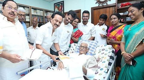 க.அன்பழகனின் பிறந்தநாளுக்கு ஸ்டாலின் நேரில் வாழ்த்து