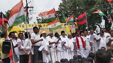 தென்காசி புதிய ஆட்சியர் அலுவலகத்தை நகர எல்லைக்குள் அமைக்க வலியுறுத்தி திமுக கூட்டணி கட்சிகள் ஆர்ப்பாட்டம்