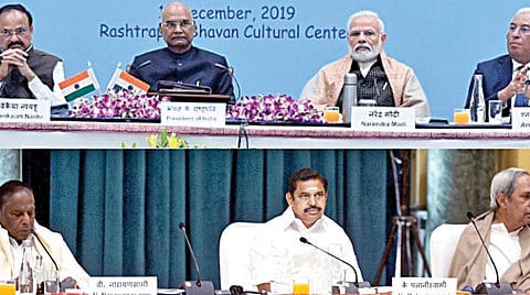 மகாத்மா காந்தி பிறந்தநாள் விழா தொடர்பான தேசியக் குழு கூட்டம் குடியரசுத் தலைவர் ராம்நாத் கோவிந்த் தலைமையில் டெல்லியில் நேற்று நடந்தது. உடன் குடியரசு துணைத் தலைவர் வெங்கய்ய நாயுடு, பிரதமர் மோடி, இந்தியா வந்துள்ள போர்ச்சுகல் பிரதமர் அன்ேடானிேயா ேகாஸ்டா. (கீழ் படம்:) கூட்டத்தில் பங்கேற்ற தமிழக முதல்வர் பழனிசாமி, புதுச்சேரி முதல்வர் நாராயணசாமி, ஒடிசா முதல்வர் நவீன் பட்நாயக்.