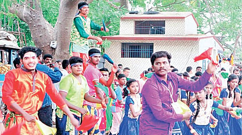 கலைக்குழுவினருடன் உதவி பேராசிரியர் சங்கர்.படம்: என்.ராஜேஷ்