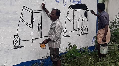 திண்டுக்கல் அருகே நல்லாம்பட்டி கிராமத்தில் சின்னம் வரையும் ஆர்டிஸ்ட் தொழிலாளிகள். | படங்கள்: பி.டி.ரவிச்சந்திரன்