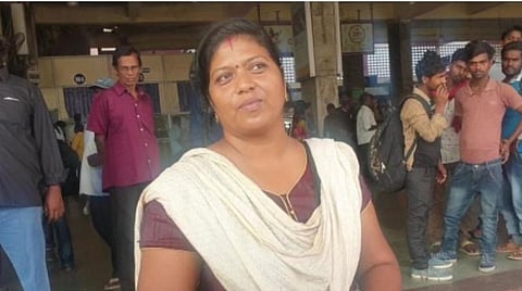 சென்னையில் ஓடும் ரயிலில் பெண் டிக்கட் பரிசோதகரிடம் 4 சவரன் தாலி செயின் பறிப்பு