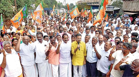 திருச்சி மத்திய பேருந்து நிலையம் அருகே நேற்று நடைபெற்ற ஆர்ப்பாட்டத்தில் பங்கேற்ற பாஜகவினர்.