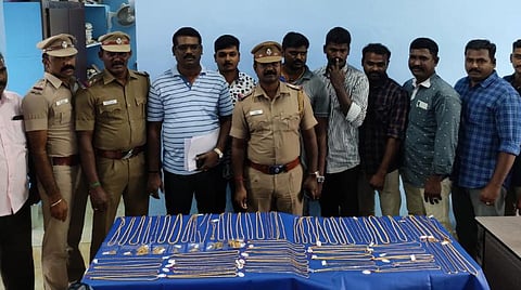 3 மாவட்டங்களில் 165-க்கும் மேற்பட்ட இடங்களில் கைவரிசை: குடும்பத்தோடு திருட்டு தொழிலில் ஈடுபட்ட 4 பேர் கைது- இரண்டேகால் கிலோ நகைகள் மீட்பு