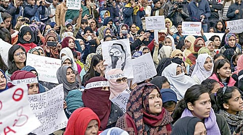 குடியுரிமை திருத்த சட்டத்தை எதிர்த்து டெல்லியில் ஜாமியா மிலியா இஸ்லாமிய பல்கலைக்கழக வளாகத்தில் நேற்று தர்ணா நடைபெற்றது. இதில் ஏராளமான மாணவ, மாணவிகள் பங்கேற்றனர்.