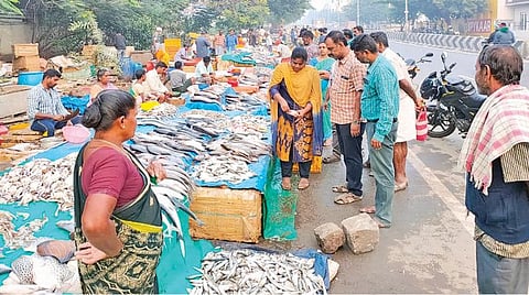 பெரியார் காலனி பகுதியில் மீன் கடைகளில் சோதனை நடத்திய உணவு பாதுகாப்புத் துறையினர்.