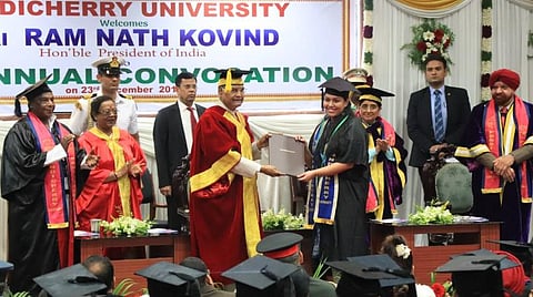 பட்டமளிப்பு விழாவில் மாணவிக்குச் சான்றிதழ் வழங்கும் குடியரசுத் தலைவர்.