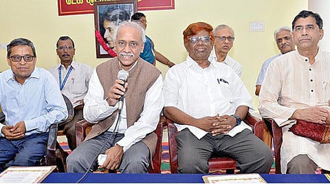 மயிலாப்பூர் சாவித்ரி அம்மாள் கீழ்த்திசை மேல்நிலைப் பள்ளியில் நடைபெற்ற மாணவர்களுக்கான அறநெறி வகுப்பில் பங்கேற்று பேசுகிறார் உச்ச நீதிமன்ற நீதிபதி வி.ராமசுப்பிரமணியன். உடன் பள்ளியின் தலைவரும், உயர் நீதிமன்ற முன்னாள் நீதிபதியுமான கே.சந்துரு, பஞ்சாப் உயர்நீதிமன்ற முன்னாள் நீதிபதி கண்ணன், மூத்த வழக்கறிஞர் அரவிந்த் தத்தார் உள்ளிட்டோர்.
