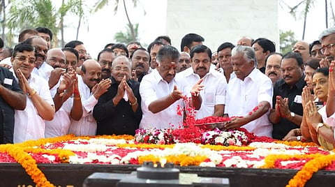 எம்ஜிஆர் நினைவிடத்தில் மலர்தூவி மரியாதை