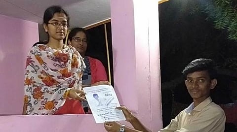 வாக்குச் சேகரிப்பில் கல்லூரி மாணவர் நாகார்ஜுன்.