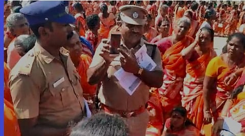 சுனாமி நினைவு நாளில் மீனவ பெண்களிடம் காவலன் செயலி விழிப்புணர்வு பிரச்சாரம்: ராயப்பேட்டை  உதவி ஆணையரின் வித்யாச முயற்சி